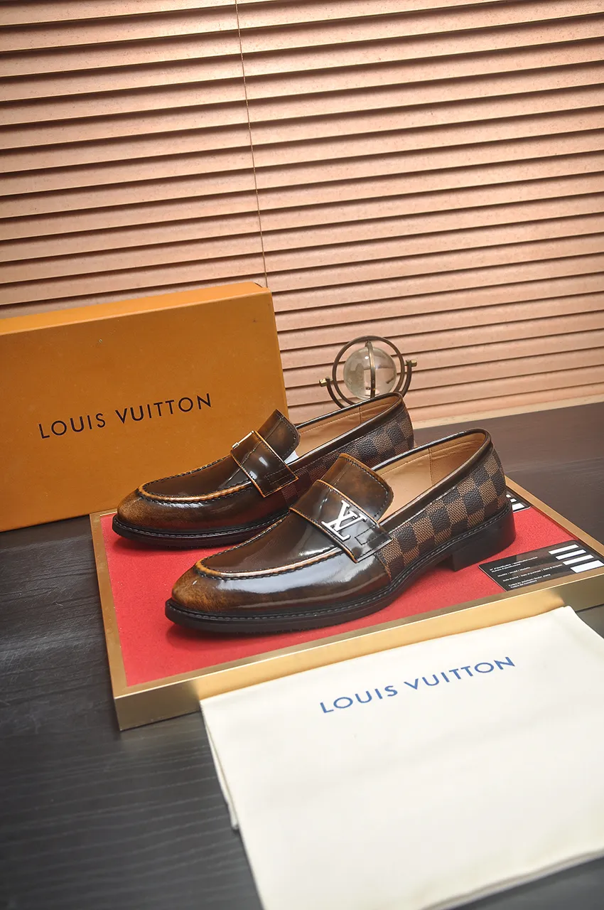Men's men's shoes 💰460💶 [LV] (original single cowhide lining) 🍀LV's latest genuine leather business suit shoes are launched simultaneously on the official website. The first-layer cowhide imported from Italy is made of heavy gold, 💥1:1 rubber outsole from the official website. Versatile to wear, high-end without losing class, and the color combination is extraordinary. This four-season style is alluring when worn on your feet, showing off your big-name flair. Standard code 38-45 (45 customized)